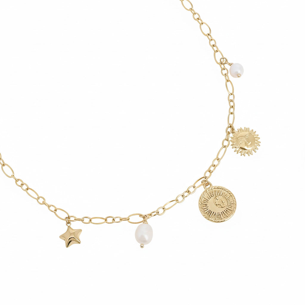 Collier en maille doré Gladys avec pendentifs soleil, lune, étoile et nacre - Bijou photographié sur fond blanc
