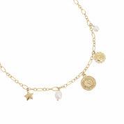 Collier en maille doré Gladys avec pendentifs soleil, lune, étoile et nacre - Bijou photographié sur fond blanc