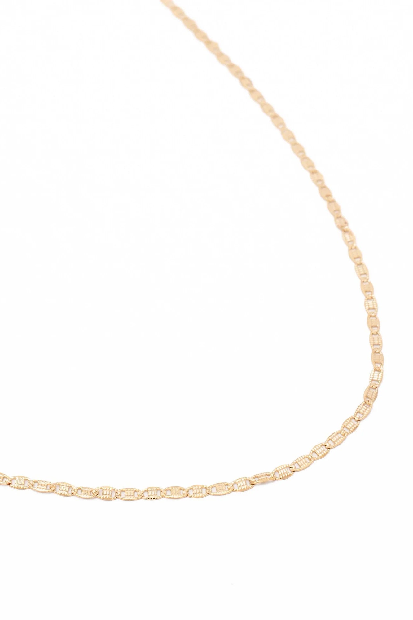 Collier doré Hana maille plate et fine - Bijou photographié sur fond blanc