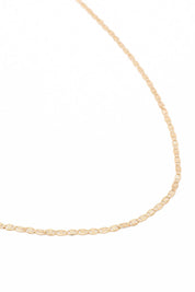 Collier doré Hana maille plate et fine - Bijou photographié sur fond blanc