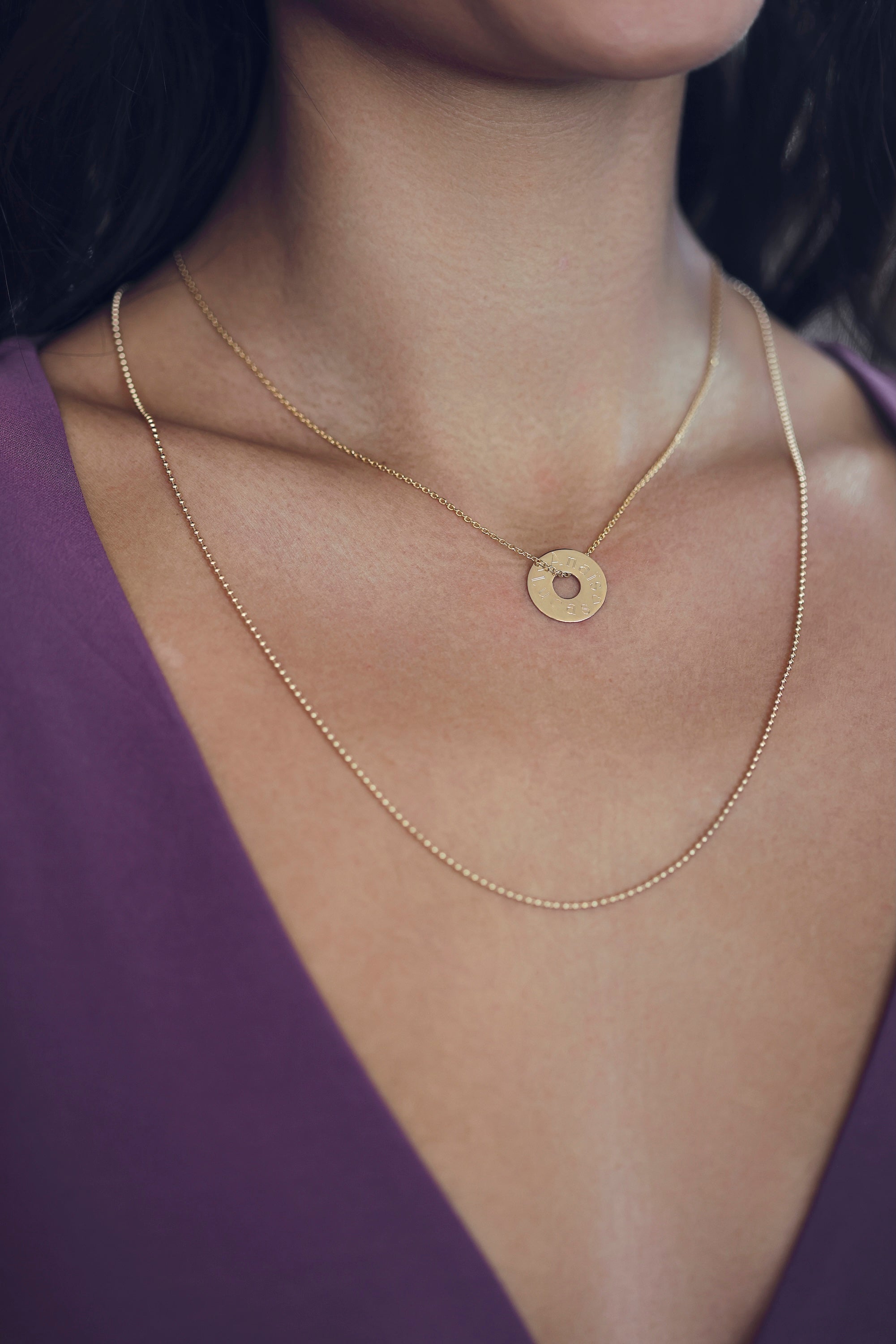 Collier personnalisable doré Isao chaîne fine et médaille cible à graver - Bijou porté