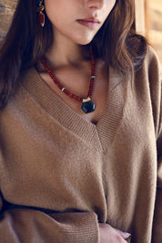 Collier statement doré Isis cornaline en pierres naturelles et zircons - Bijou porté