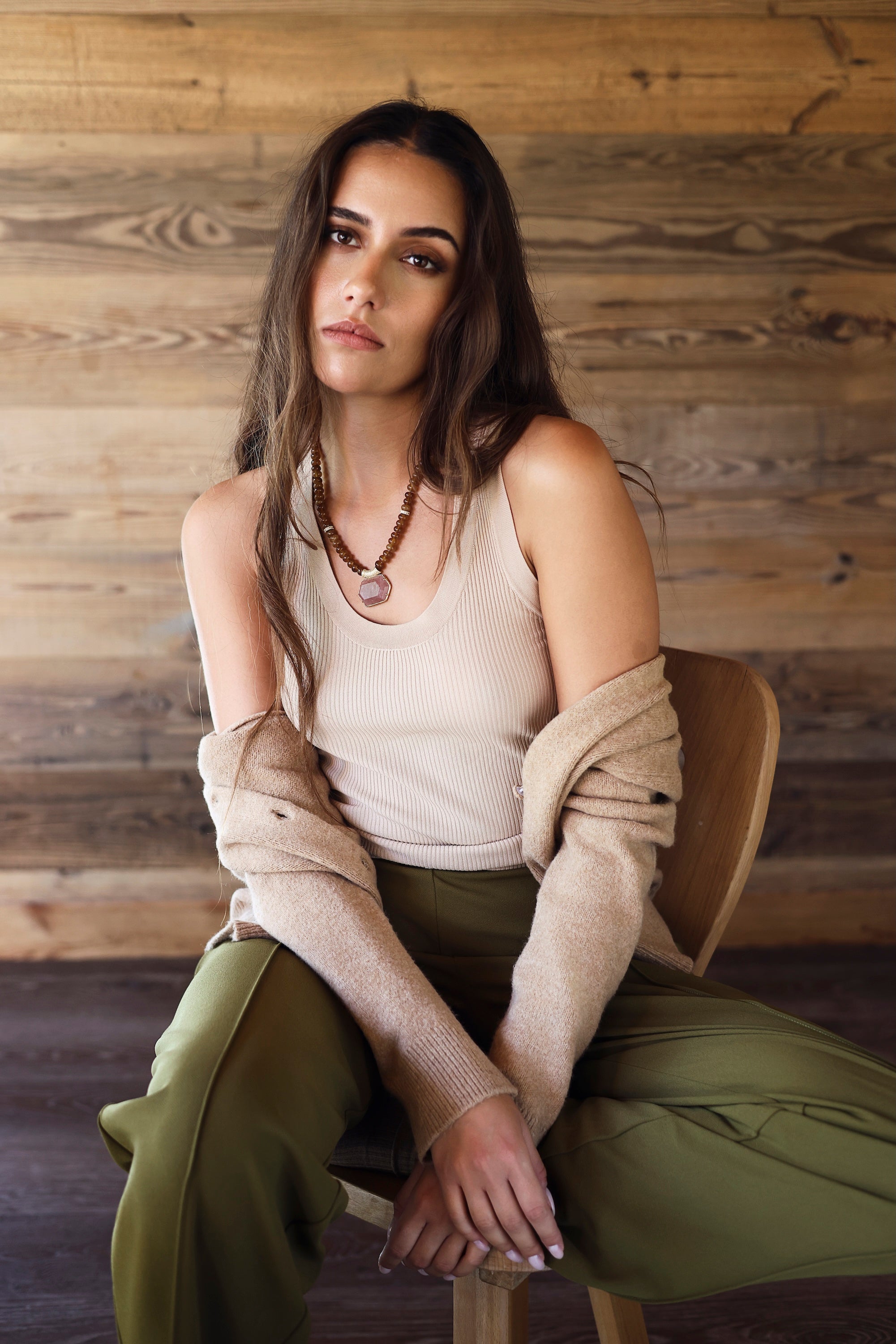 Collier statement doré Isis quartz fumé en pierres naturelles et zircons - Bijou porté