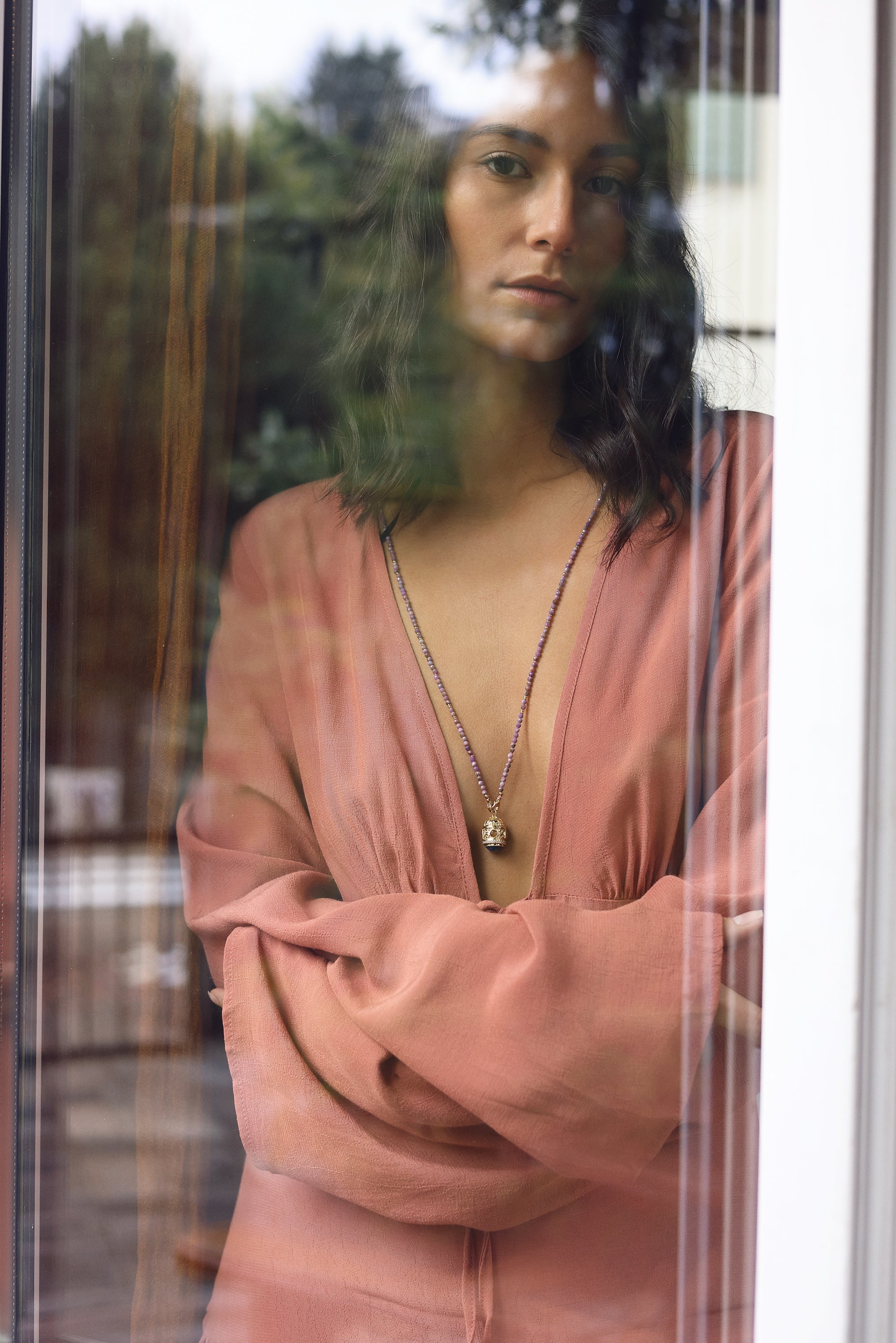 Collier sautoir doré pierres naturelles et pendentif talisman Joe agate mauve - Bijou porté