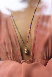 Collier sautoir doré pierres naturelles et pendentif talisman Joe agate mauve - Bijou porté