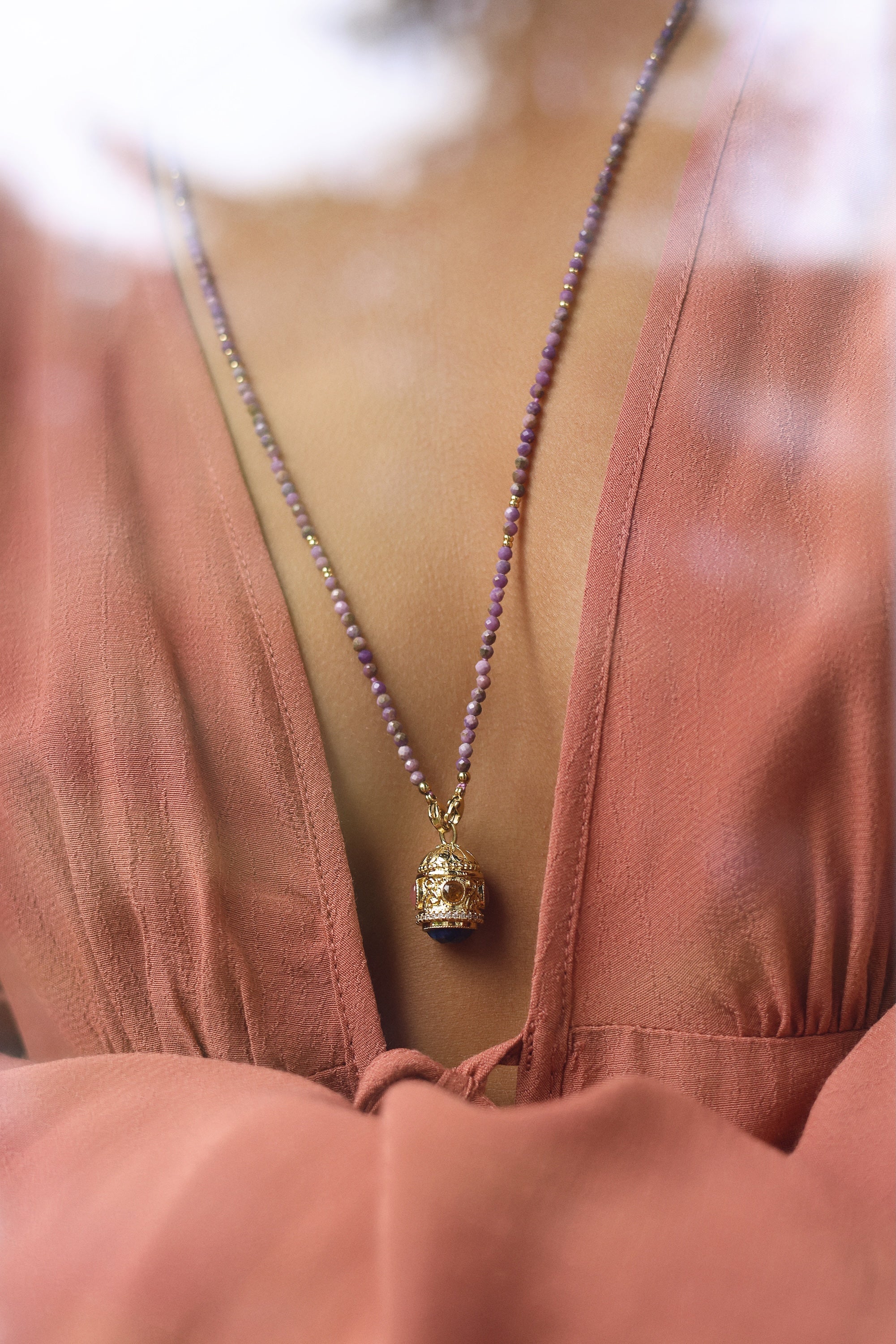 Collier sautoir doré pierres naturelles et pendentif talisman Joe agate mauve - Bijou porté