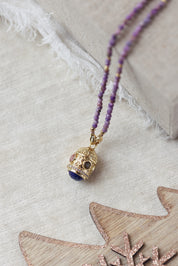 Collier sautoir doré pierres naturelles et pendentif talisman Joe agate mauve - Bijou photographié dans un décor de Noël