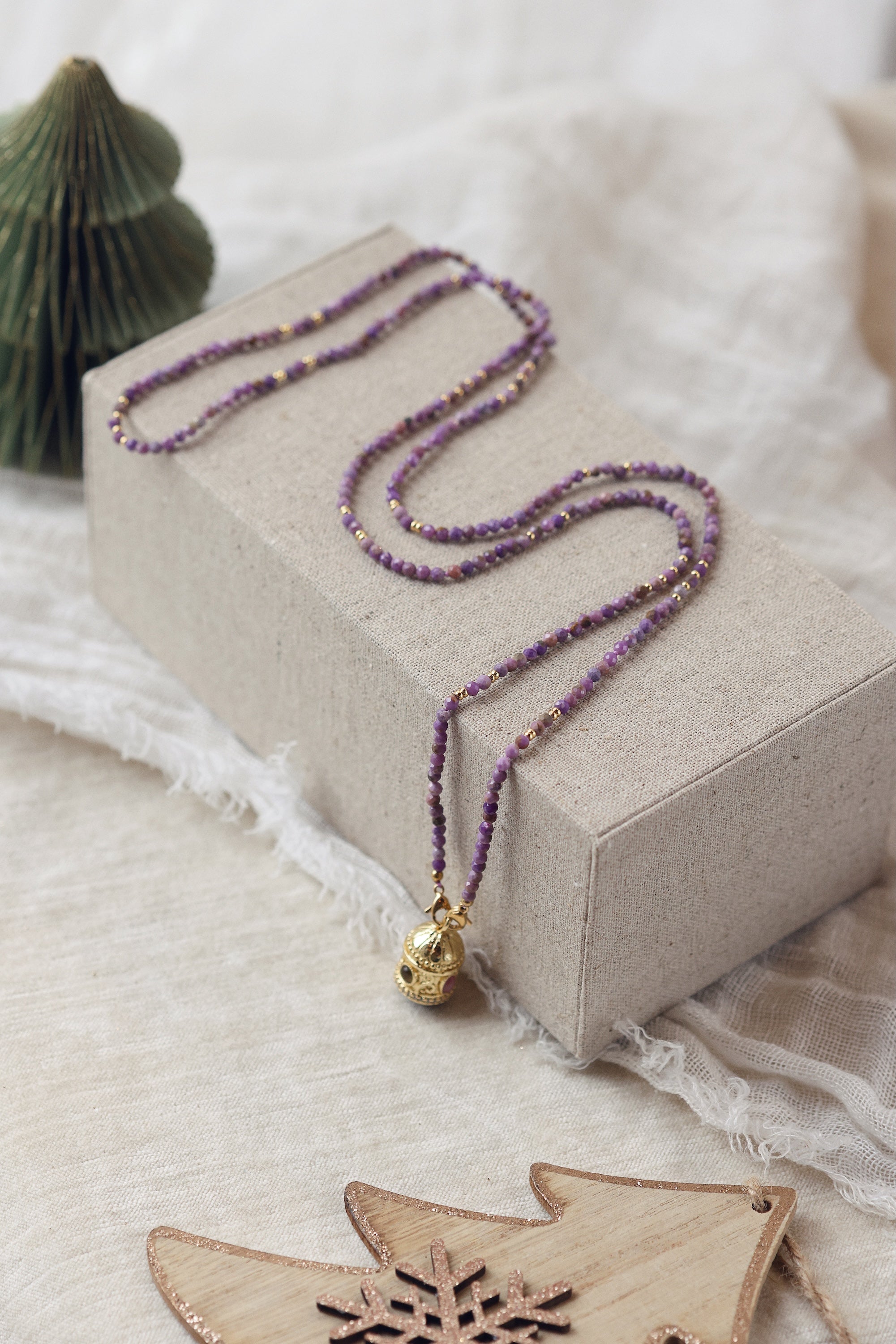 Collier sautoir doré pierres naturelles et pendentif talisman Joe agate mauve - Bijou photographié dans un décor de Noël