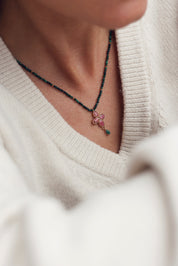 Collier doré Kassya malachite avec pendentif fleur et pierres naturelles - Bijou porté