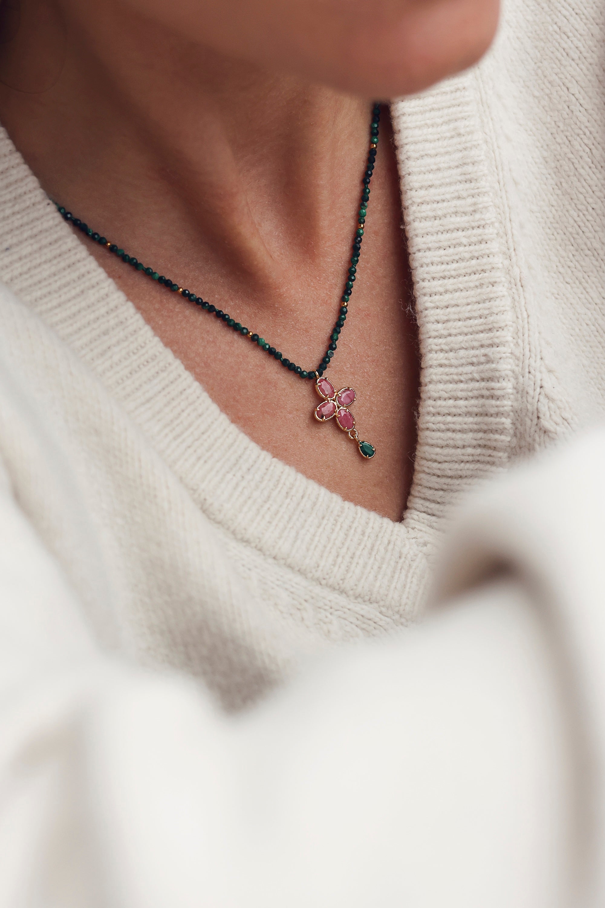 Collier doré Kassya malachite avec pendentif fleur et pierres naturelles - Bijou porté