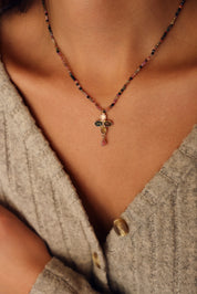 Collier doré Kassya tourmaline avec pendentif fleur et pierres naturelles - Bijou porté