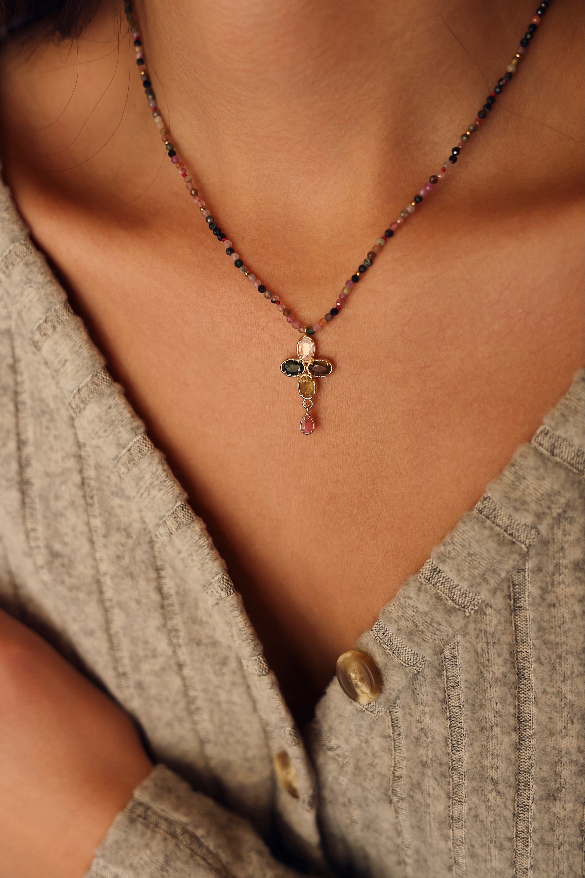 Collier doré Kassya tourmaline avec pendentif fleur et pierres naturelles - Bijou porté