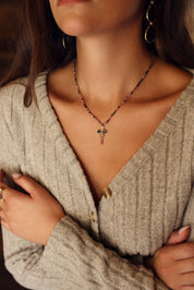 Collier doré Kassya tourmaline avec pendentif fleur et pierres naturelles - Bijou porté