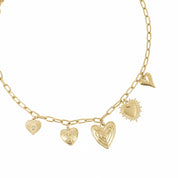 Collier doré Kerry maille avec pendentifs coeurs - Bijou photographié sur fond blanc
