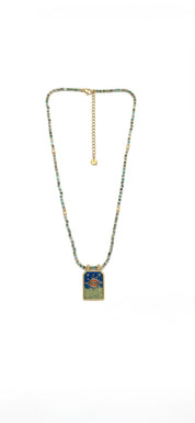 Collier cordon doré Kira talisman émaillé soleil œil - Bijou photographié sur fond blanc