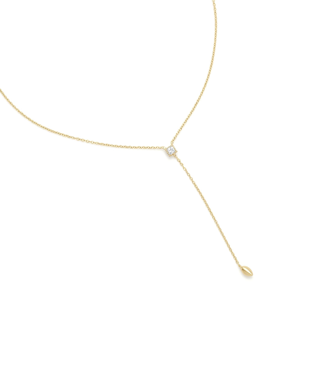Collier doré Leandre cravate orné d'un zircon - Bijou sur fond blanc