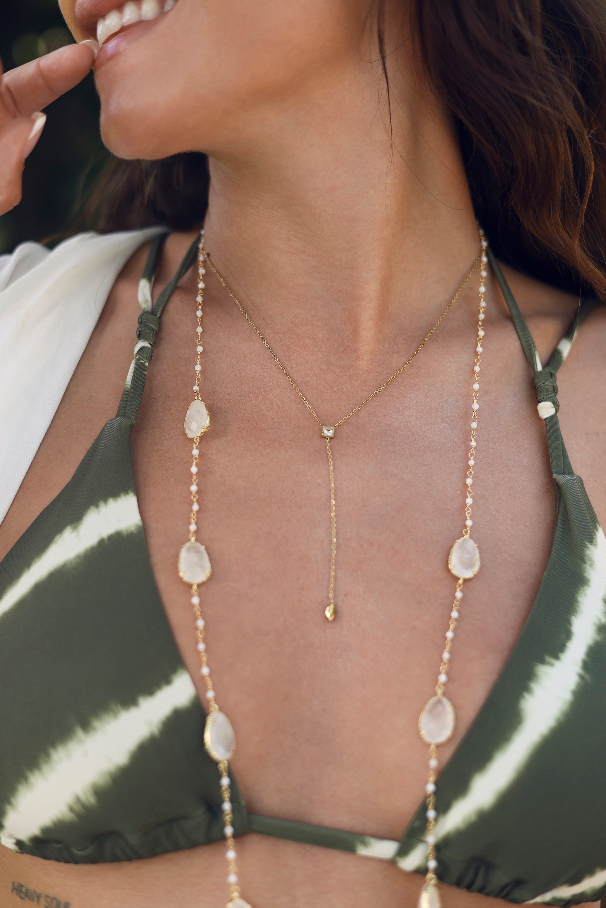 Collier doré Leandre cravate orné d'un zircon - Bijou porté