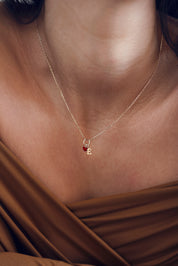 Collier doré Lilou passion personnalisable anneau avec pendentif cœur rouge pour lettre alphabet et charms - Bijou porté