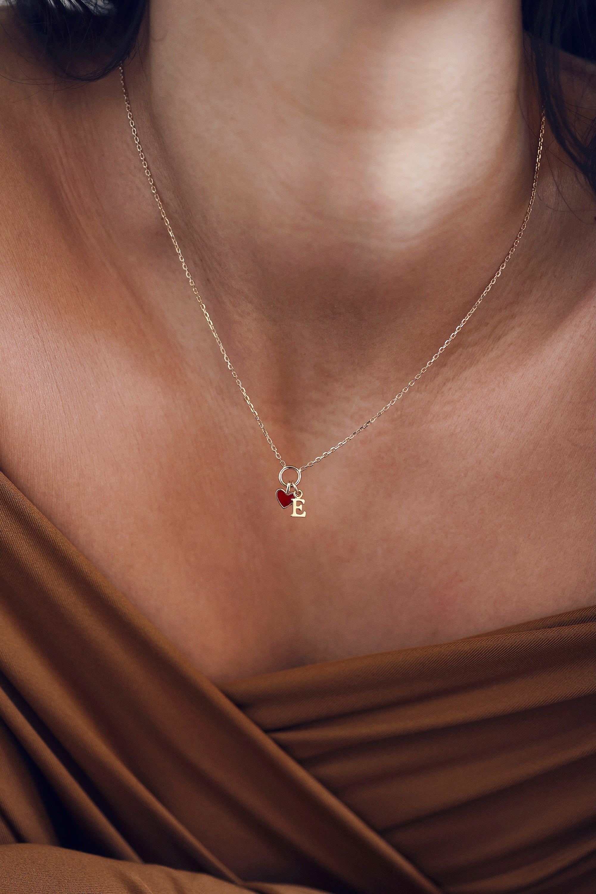 Collier doré Lilou passion personnalisable anneau avec pendentif cœur rouge pour lettre alphabet et charms - Bijou porté