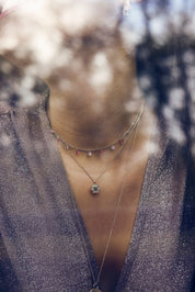 Collier doré Lise pampilles zircons rose - Bijou porté