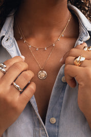 Collier doré Lise blanc pampilles zircons - Bijou porté