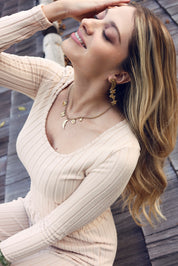 Collier doré Lorna en maille avec pendentifs lune, fleur, soleil, coeur et étoile - Bijou porté