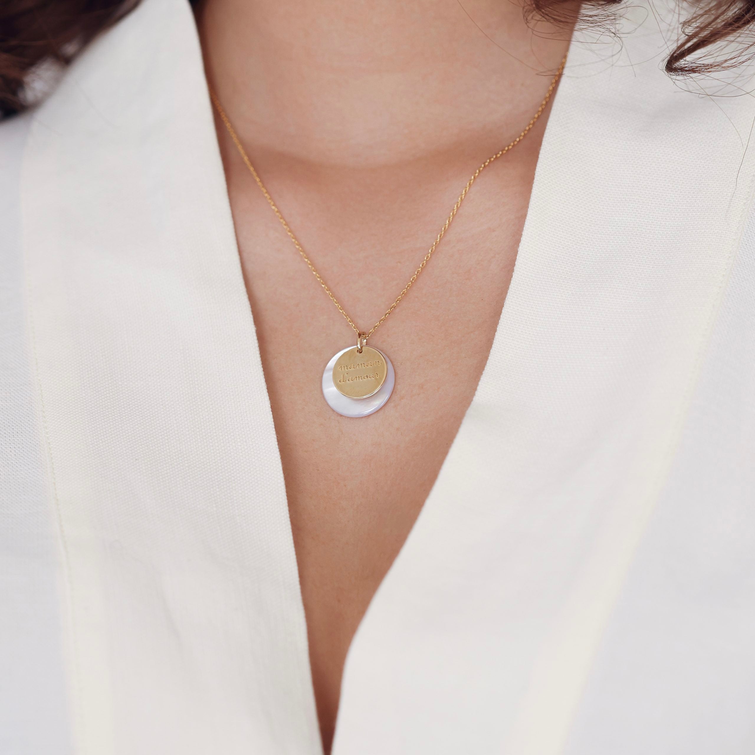 Collier doré Lou médaille gravée "maman d'amour" avec pendentif rond en nacre - Bijou porté