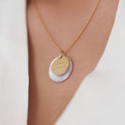 Collier doré Lou médaille gravée "maman d'amour" avec pendentif rond en nacre - Bijou porté