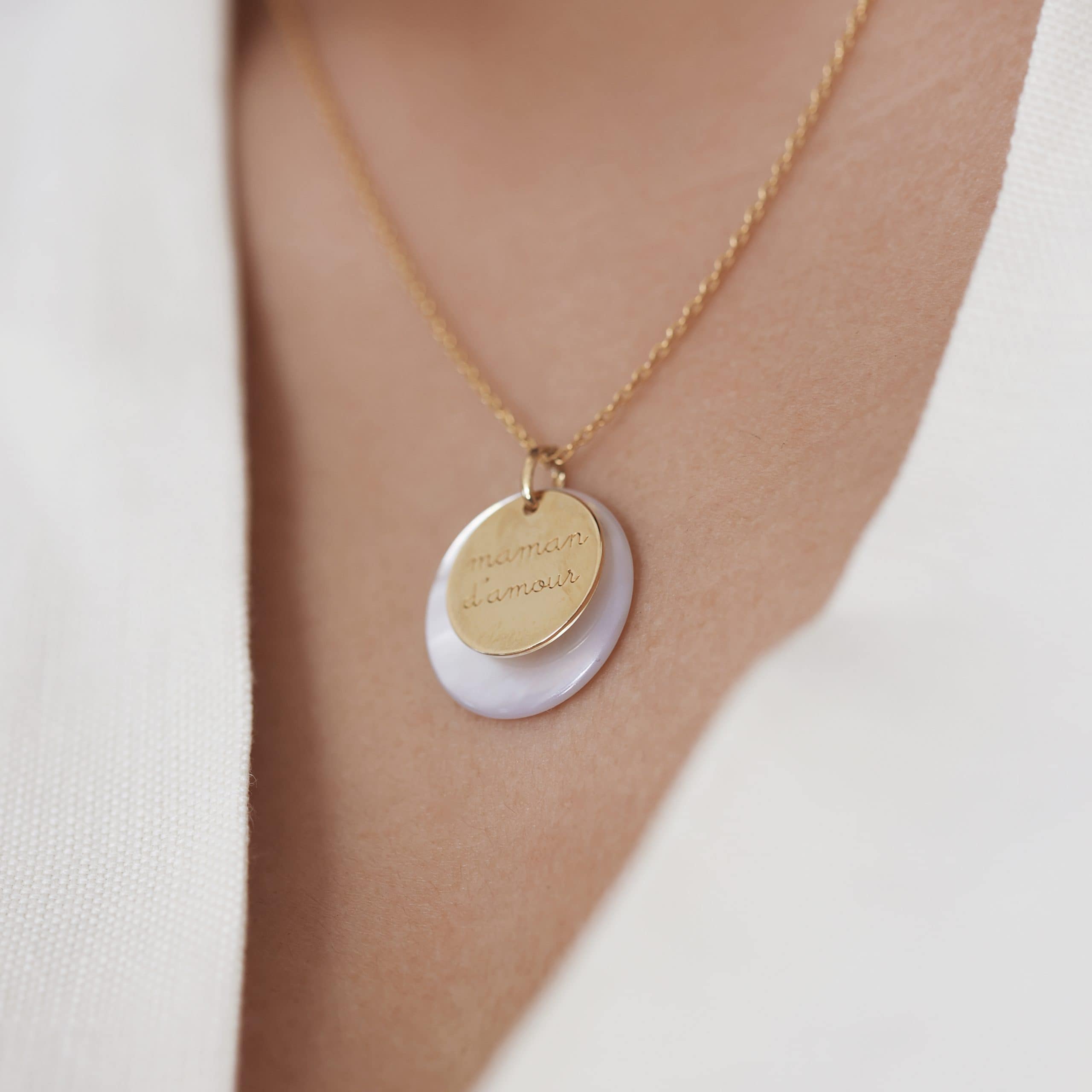 Collier doré Lou médaille gravée "maman d'amour" avec pendentif rond en nacre - Bijou porté