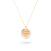 Collier doré Lou médaille gravée "maman d'amour" avec pendentif rond en nacre - Bijou photographié sur fond blanc