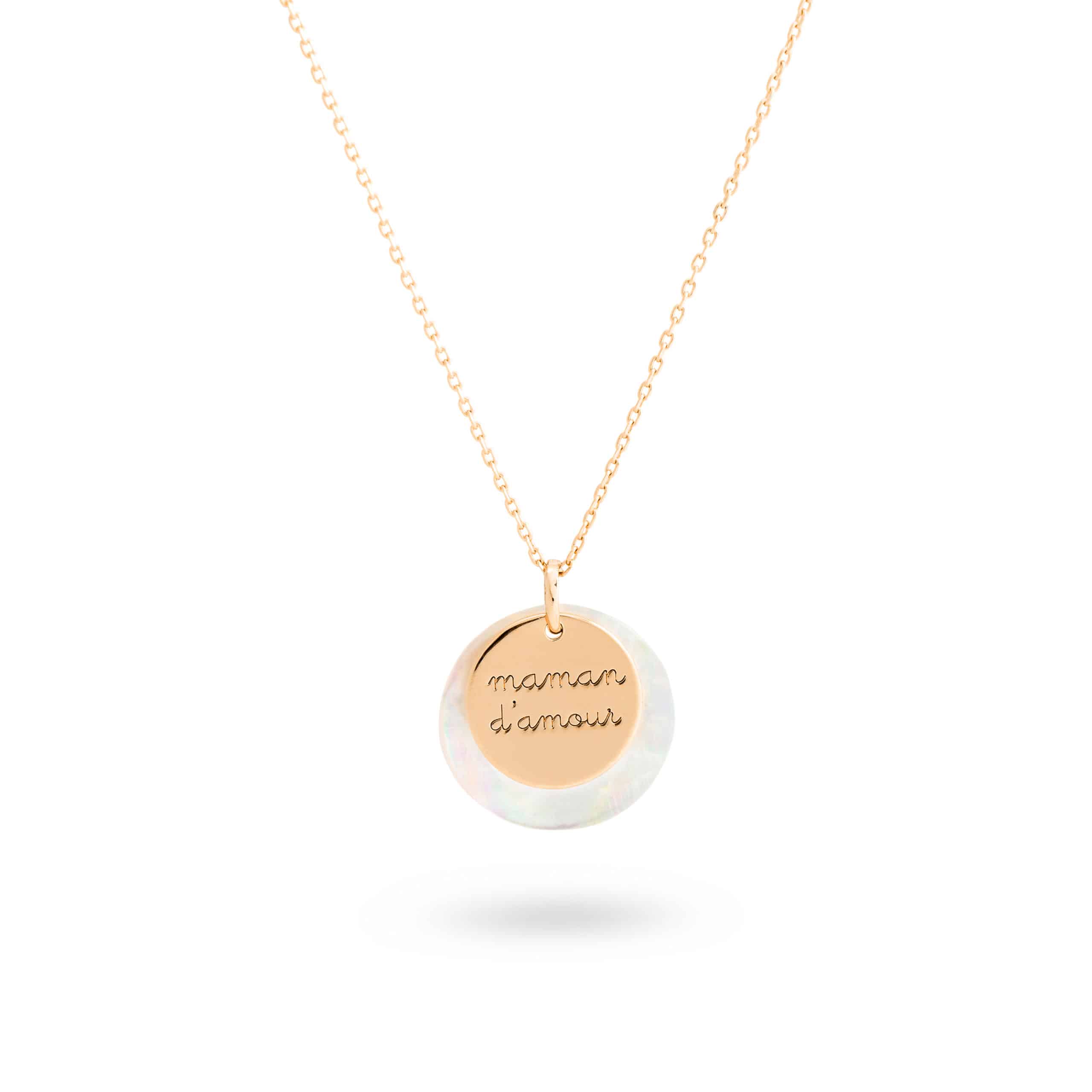 Collier doré Lou médaille gravée "maman d'amour" avec pendentif rond en nacre - Bijou photographié sur fond blanc