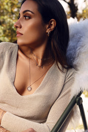 Collier doré Lucia porte-bonheur avec pendentifs piments - Bijou porté