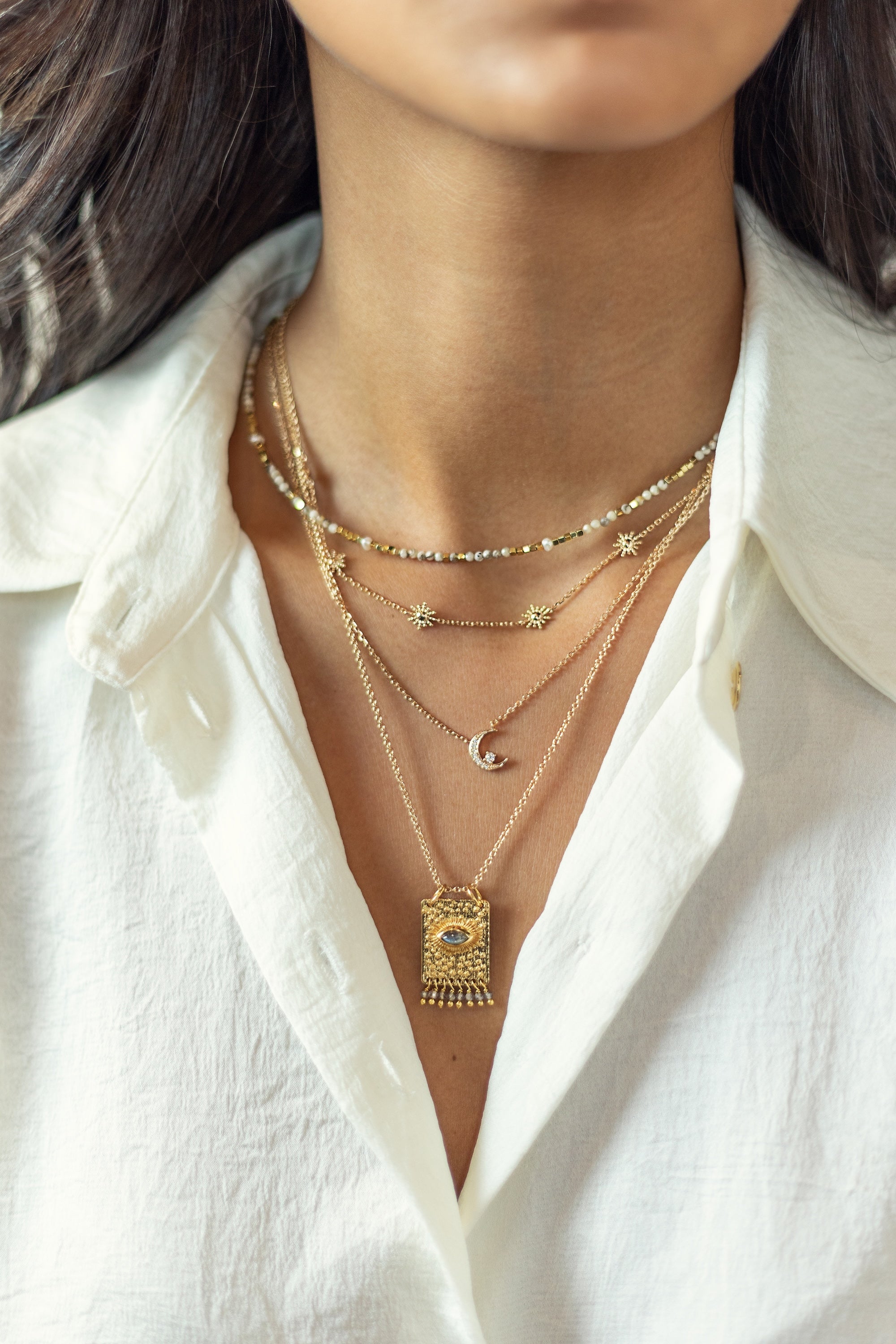 Collier doré Lulia pendentif lune orné de zircons - Bijou porté