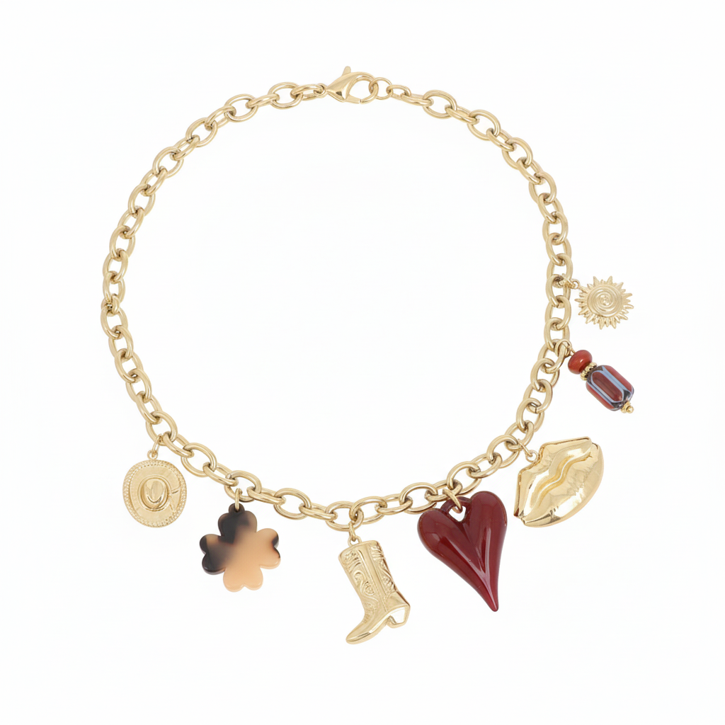 Collier maille doré Carolane avec pendentifs chapeau, trèfle, botte, cœur, bouche et soleil - Bijou photographié sur fond blanc