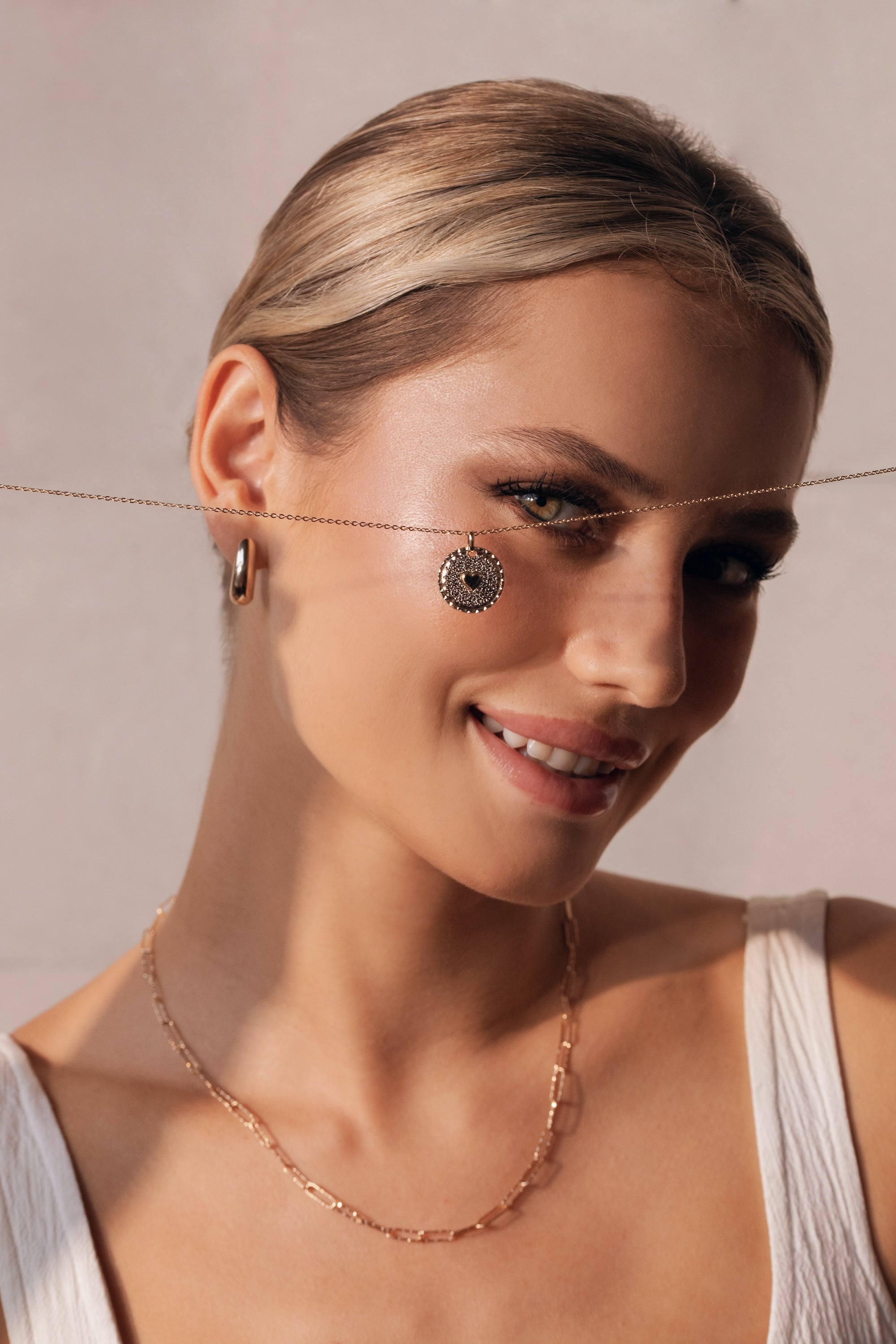 Collier Mantra coeur laiton doré 3 microns imaginé et créé par Chloé Rose - Bijou porté dans les mains