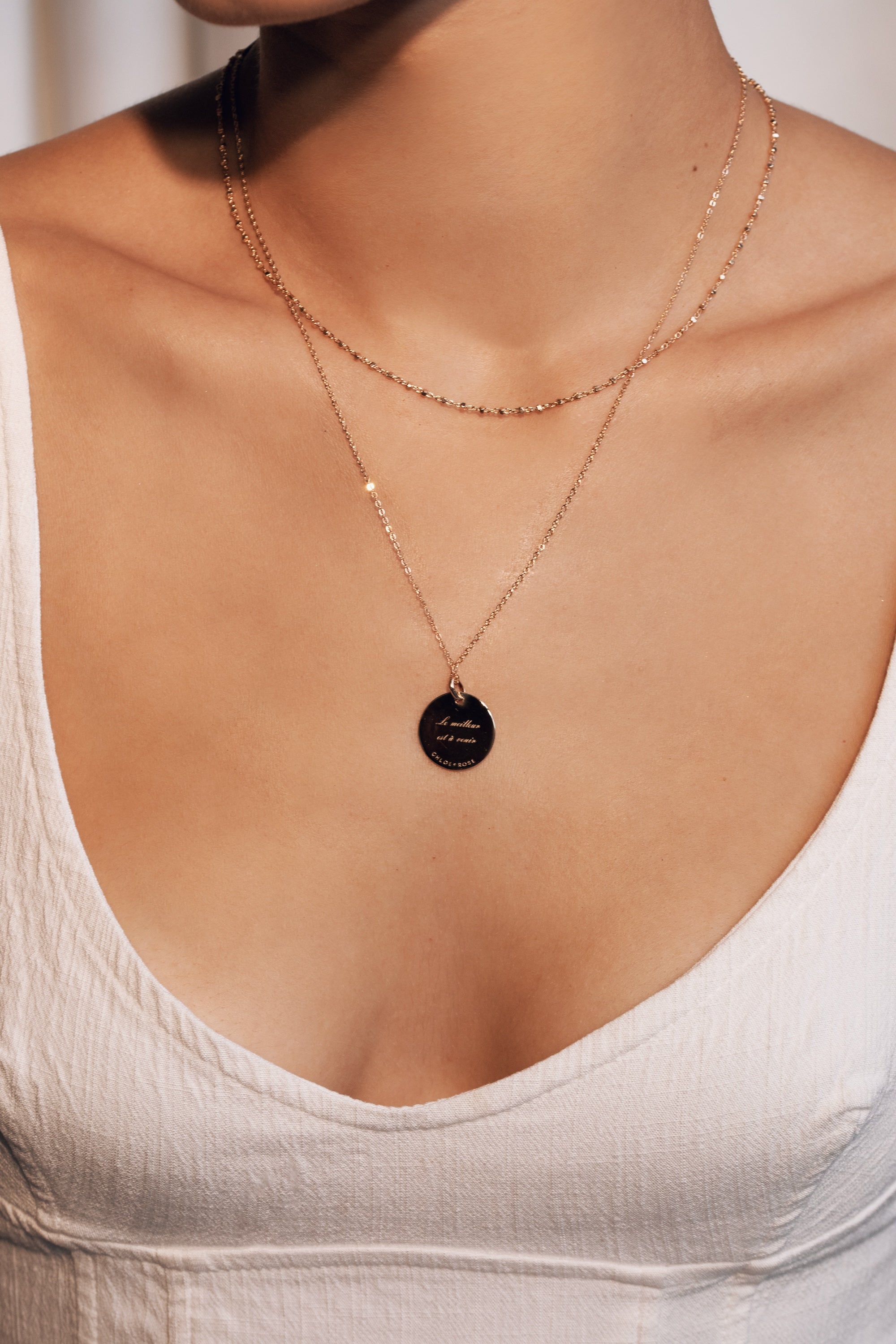 Collier mantra étoile polaire laiton doré 3 microns imaginé et créé par Chloé Rose - Bijou porté