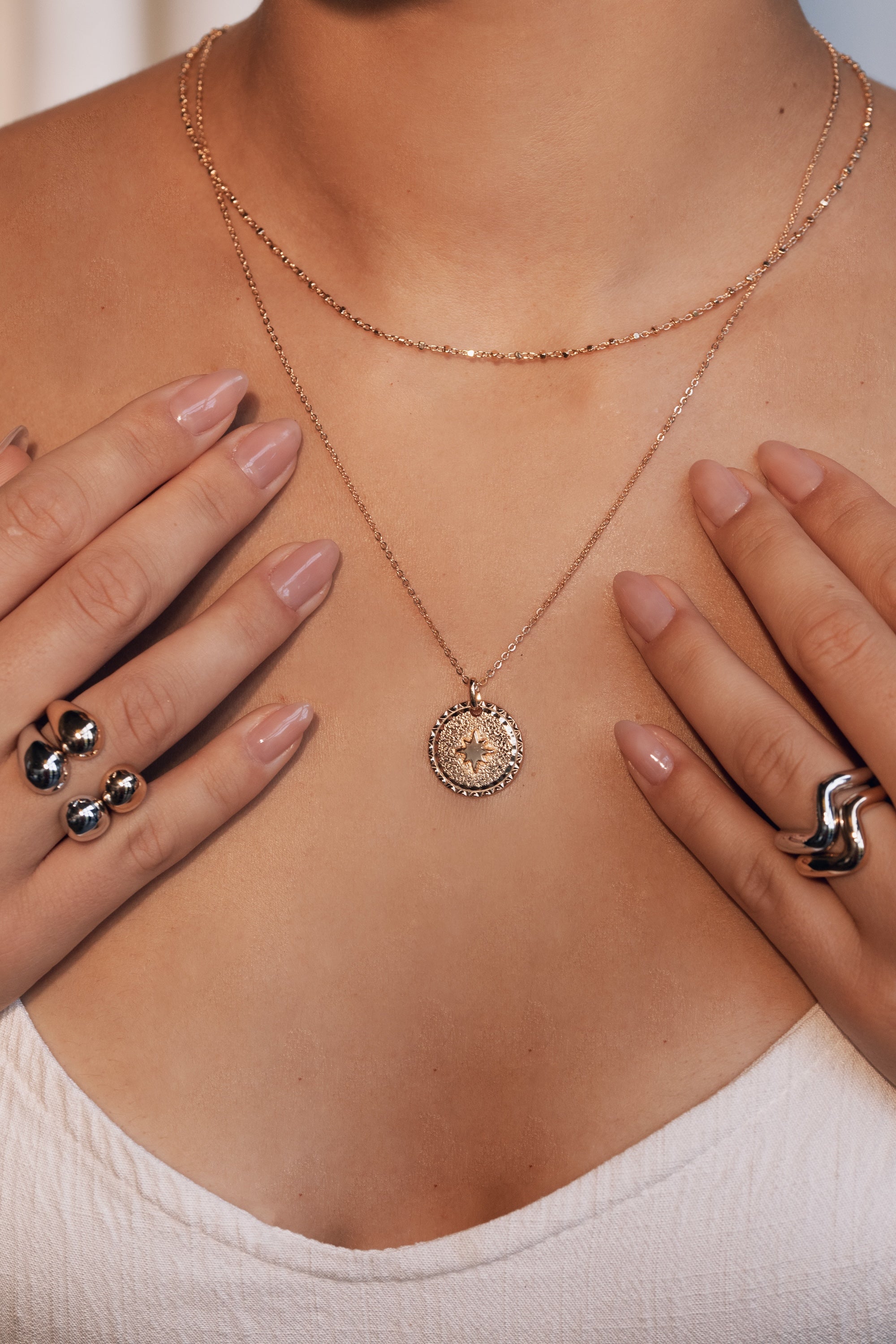Collier mantra étoile polaire laiton doré 3 microns imaginé et créé par Chloé Rose - Bijou porté