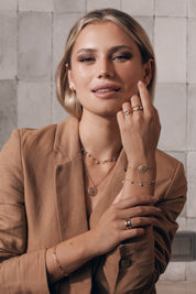 Collier mantra étoile polaire laiton doré 3 microns imaginé et créé par Chloé Rose - Bijou porté