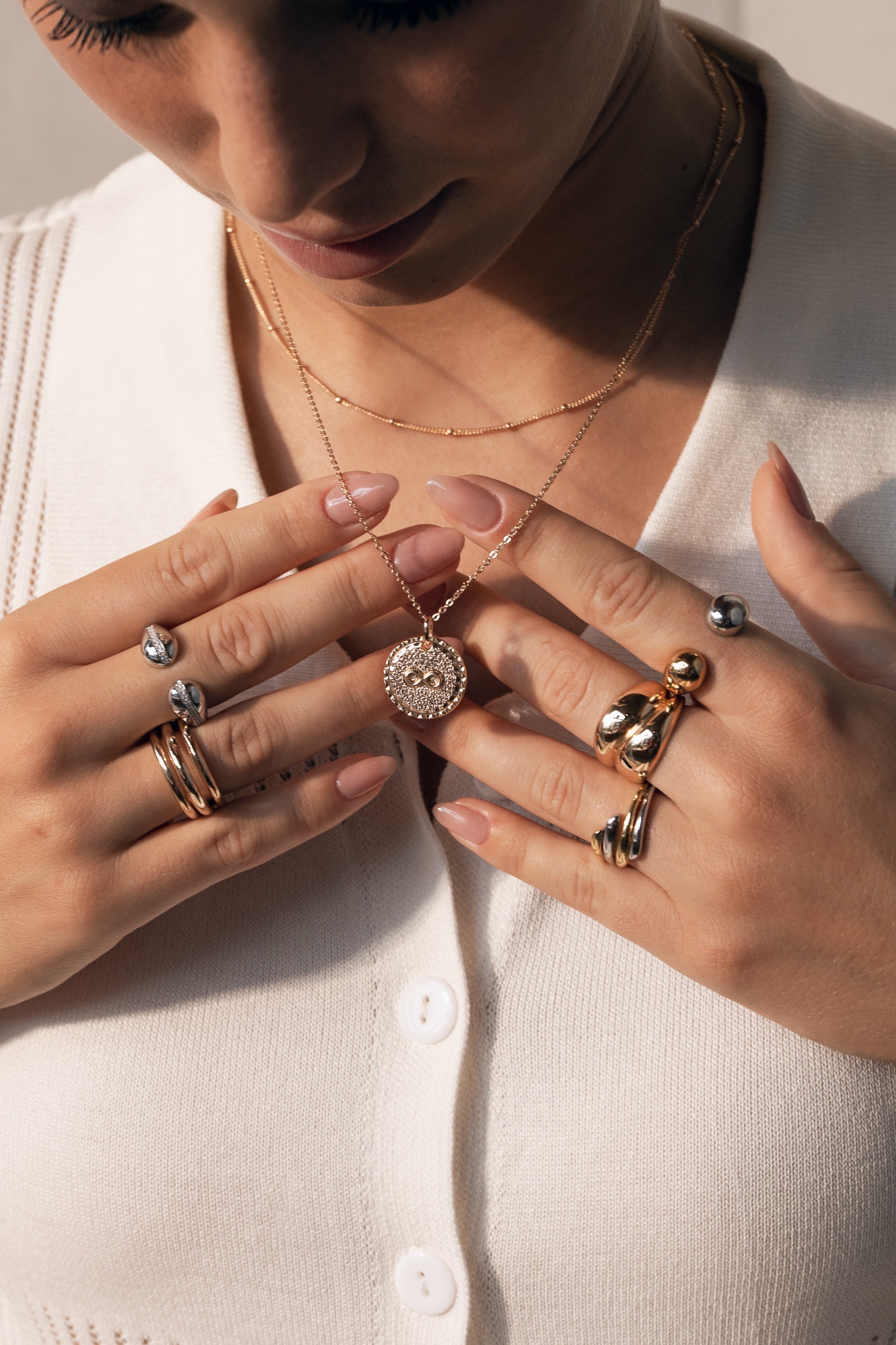 Collier Mantra infini laiton doré 3 microns imaginé et créé par Chloé Rose - Bijou porté