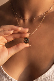 Collier doré Mantra lotus gravé "Là où je suis, je fleuris" - Bijou porté