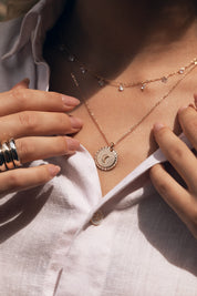 Collier Mantra Lune laiton doré 3 microns laiton doré 3 microns imaginé et créé par Chloé Rose - Bijou porté