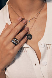Collier doré Mantra main de Fatma gravé "Guidée et protégée" - Bijou porté