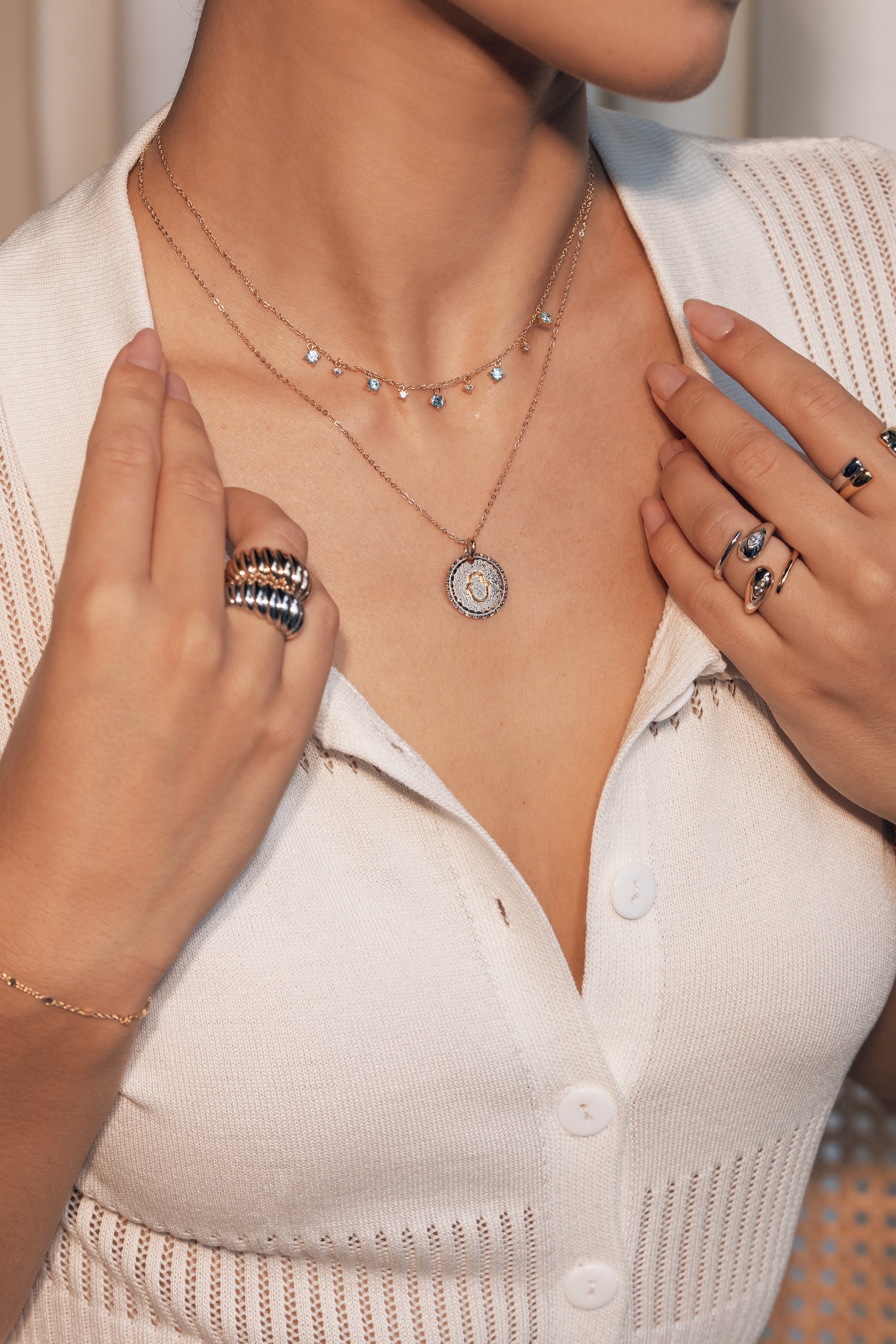 Collier doré Mantra main de Fatma gravé "Guidée et protégée" - Bijou porté
