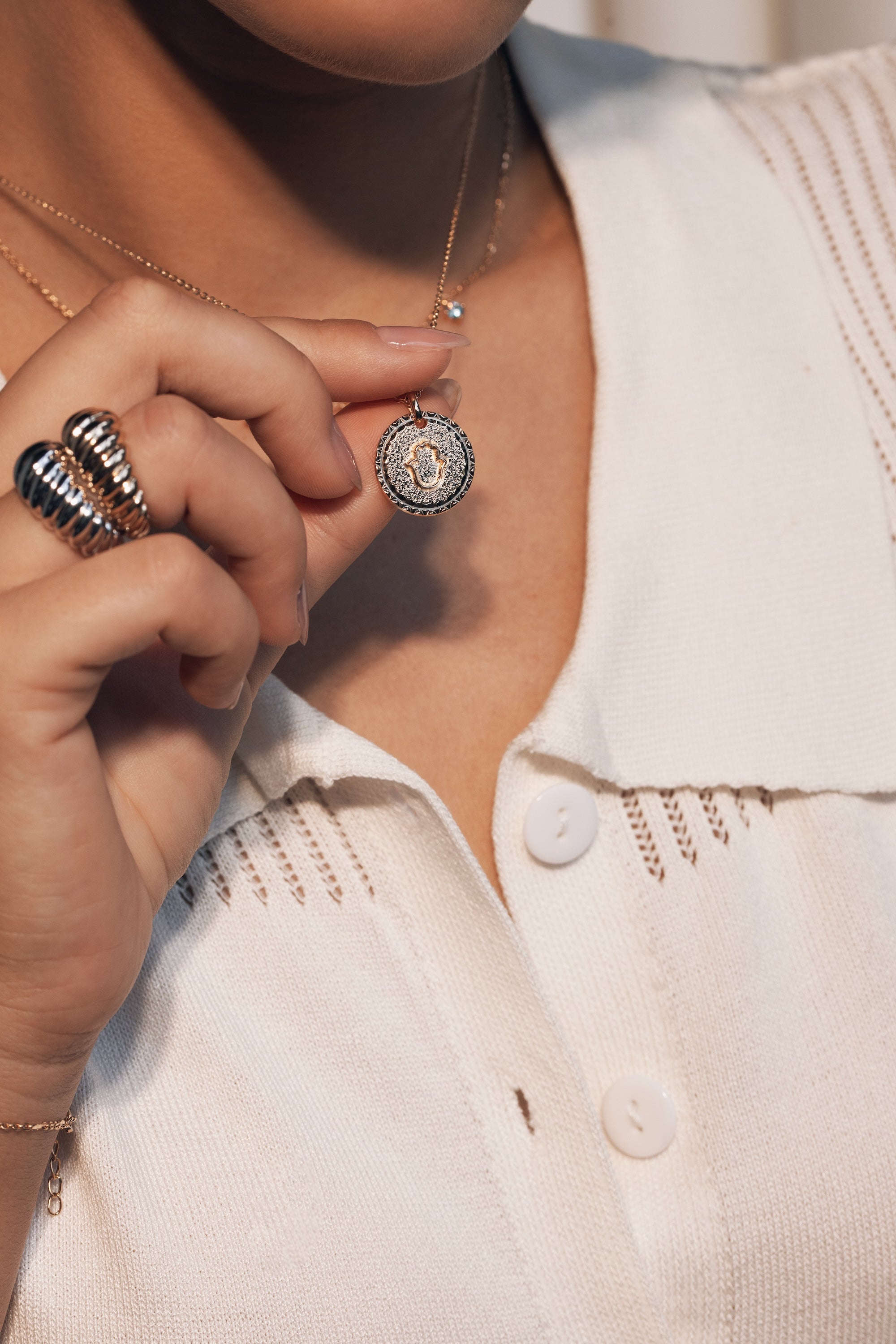 Collier doré Mantra main de Fatma gravé "Guidée et protégée" - Bijou porté