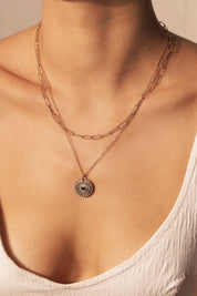 Collier Mantra coeur laiton doré 3 microns imaginé et créé par Chloé Rose - Bijou porté