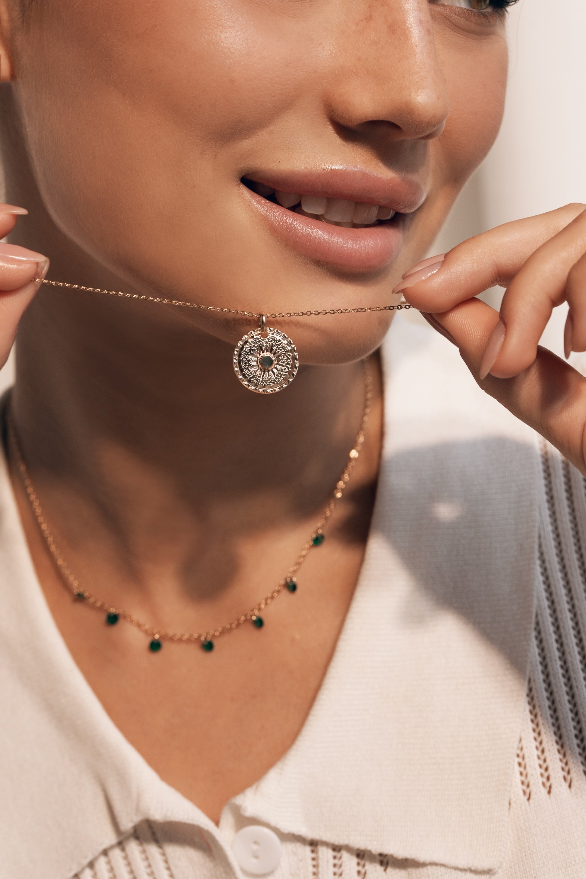 Collier Mantra Soleil laiton doré 3 microns imaginé et créé par Chloé Rose - Bijou porté dans les mains
