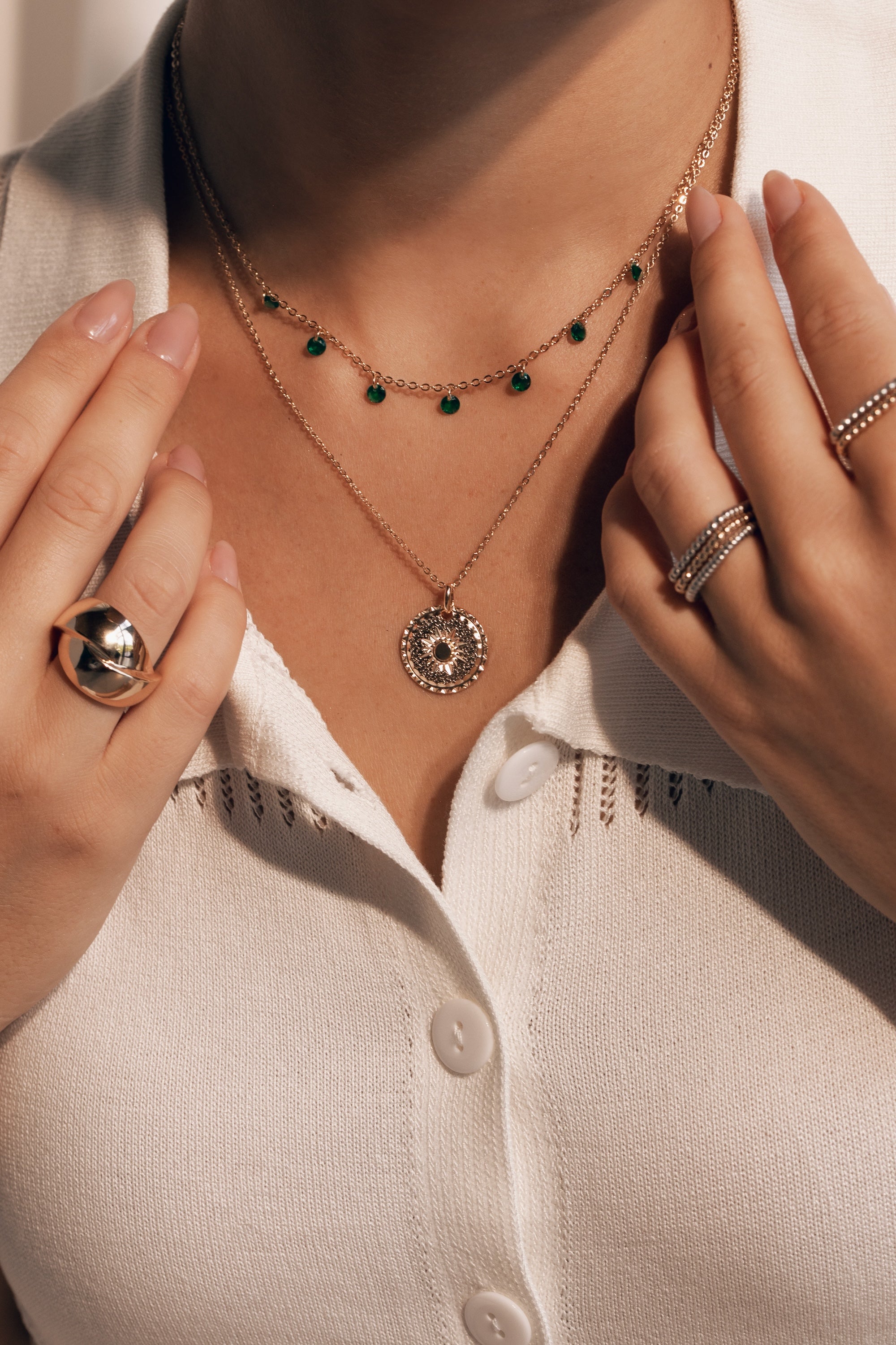 Collier Mantra Soleil laiton doré 3 microns imaginé et créé par Chloé Rose - Bijou porté