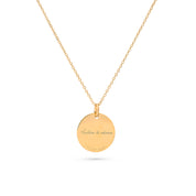 Collier mantra trèfle laiton doré 3 microns imaginé et créé par Chloé Rose - Bijou photographié sur fond blanc côté gravure