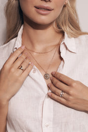 Collier mantra trèfle laiton doré 3 microns imaginé et créé par Chloé Rose - Bijou porté