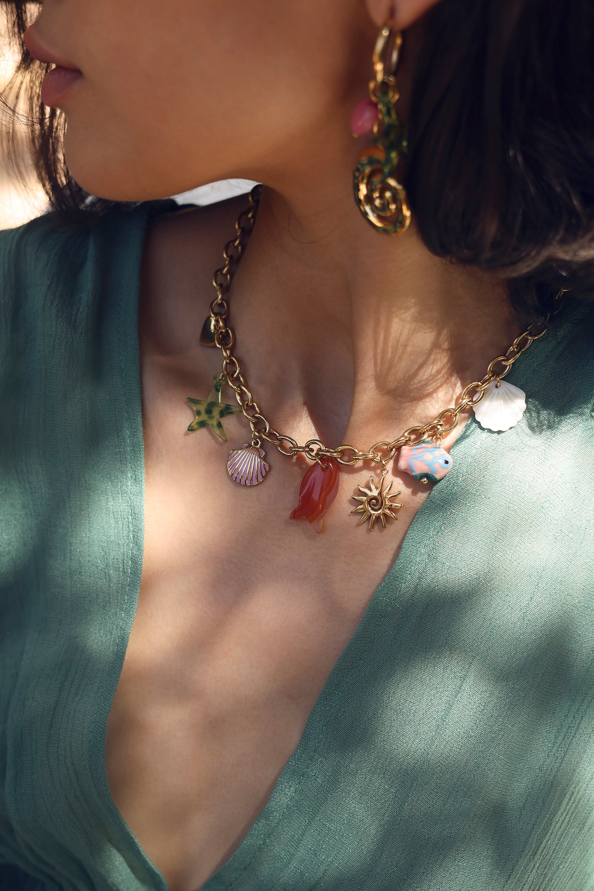 Collier maille doré Melania avec pendentifs coquillages, poissons, étoile de mer, soleil et coeur - Bijou porté